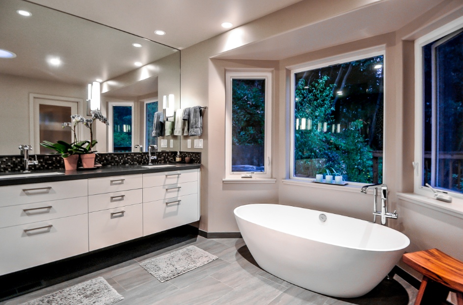 tub in front of bay window layout