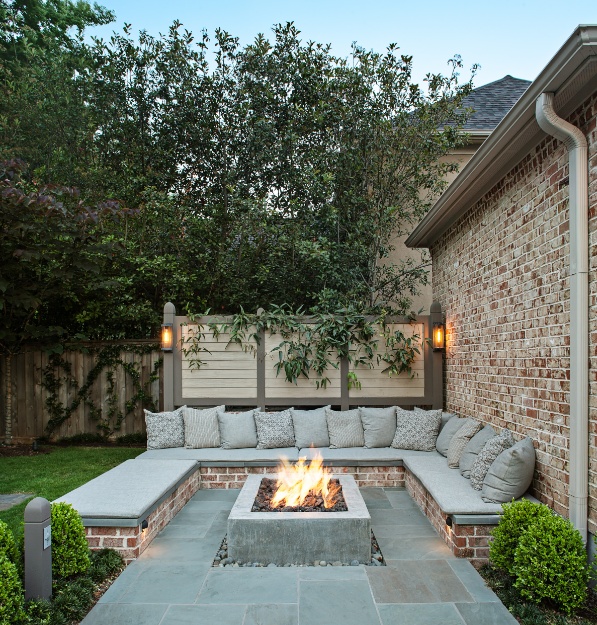 What Are Formal Brick Sitting Walls?