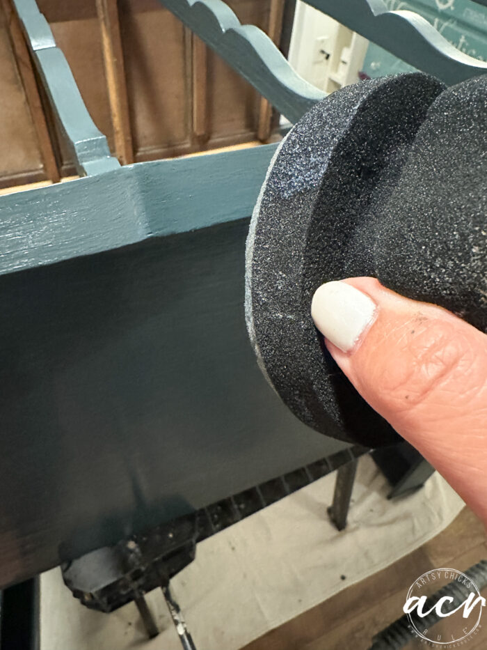 applying finish with application sponge