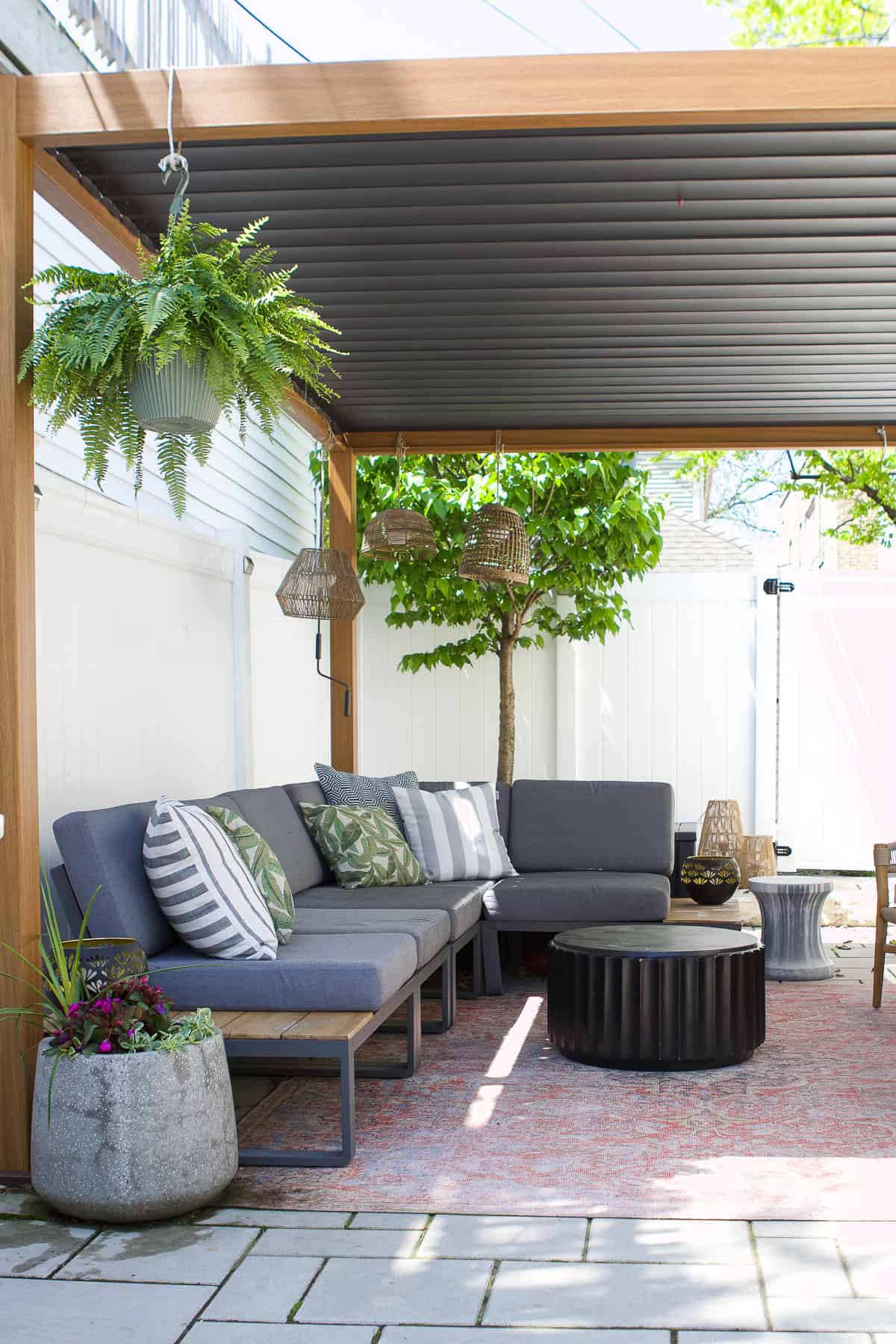 Come take a look at all of of the flower pots in our backyard and what we planted for summer